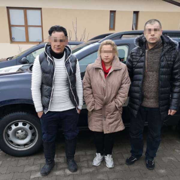 Patru cetăţeni din Kosovo și călăuza lor, opriţi la frontiera de sud-vest
