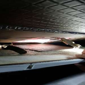 Țigări de contrabandă, ascunse în tavanul unui microbuz