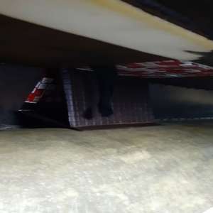 Țigări de contrabandă, ascunse în tavanul unui microbuz