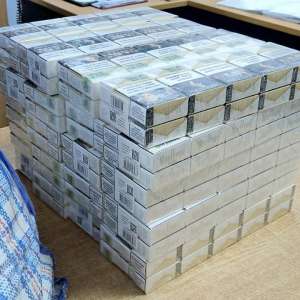 Ţigarete ascunse în bagaje, confiscate la frontieră