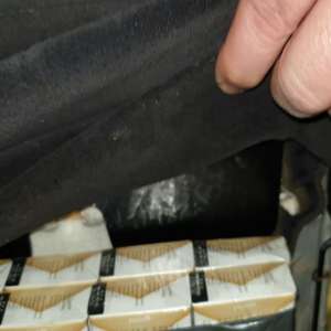 2.800 de ţigarete, descoperite în spătarul banchetei unui microbuz