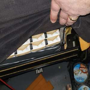 2.800 de ţigarete, descoperite în spătarul banchetei unui microbuz