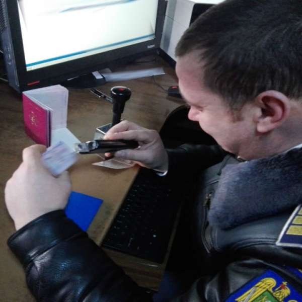 Aflat la volan, fără drept
