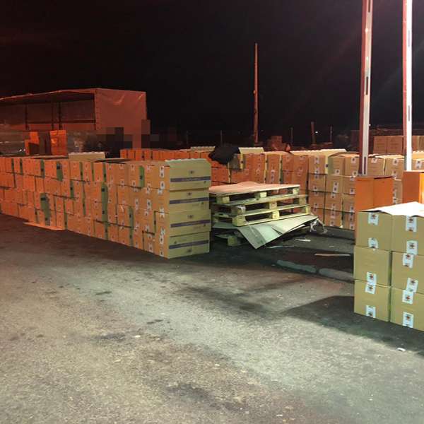 Peste 400.000 de pachete cu ţigări ascunse, într-un automarfar cu brichete din lemn, în PTF Halmeu