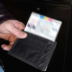 Opt cărţi de identitate false, descoperite la frontiera de est