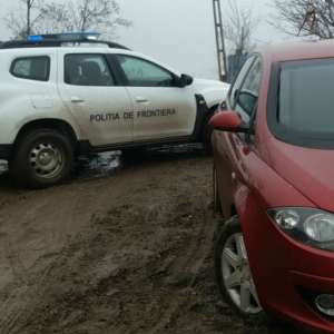 Depistaţi conducând, deși nu aveau acest drept