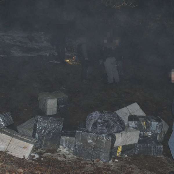 Peste 13.000 pachete țigări, confiscate la frontiera de nord
