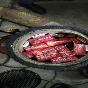 Ţigarete de contrabandă, descoperite ascunse in spatii special amenajate in autoturisme