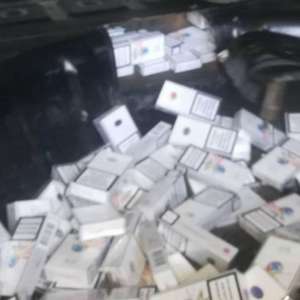 Ţigarete de contrabandă, descoperite ascunse in spatii special amenajate in autoturisme