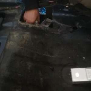 Ţigarete de contrabandă, descoperite ascunse in spatii special amenajate in autoturisme