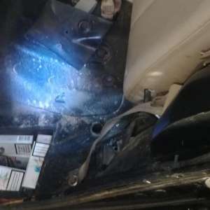 Ţigarete de contrabandă, descoperite ascunse in spatii special amenajate in autoturisme