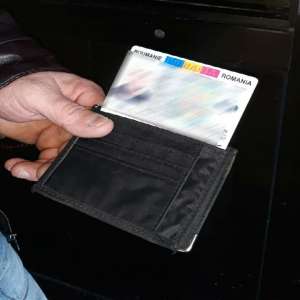 Carte de identitate falsă, ascunsă în portmoneu