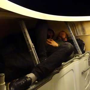 Doi cetățeni turci, ascunși deasupra cabinei unui camion, depistaţi la P.T.F. Calafat