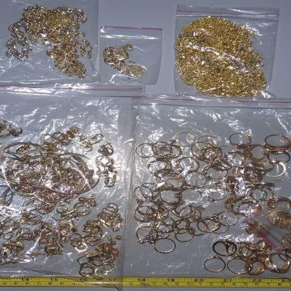 Aproximativ 700 grame de bijuterii, descoperite ascunse asupra unui cetăţean turc la P.T.F. Giurgiu