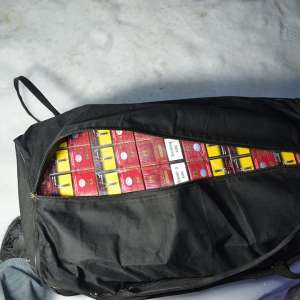 Doi bărbaţi cercetați pentru contrabandă si țigări în valoare de peste 12.200 de lei confiscate