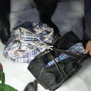 Doi bărbaţi cercetați pentru contrabandă si țigări în valoare de peste 12.200 de lei confiscate