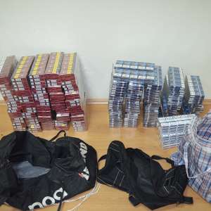 Doi bărbaţi cercetați pentru contrabandă si țigări în valoare de peste 12.200 de lei confiscate