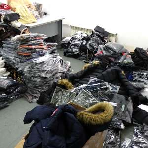 Textile, încălțăminte și parfumuri, susceptibile a fi contrafăcute, descoperite de polițiștii de frontieră giurgiuveni