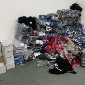 Textile, încălțăminte și parfumuri, susceptibile a fi contrafăcute, descoperite de polițiștii de frontieră giurgiuveni