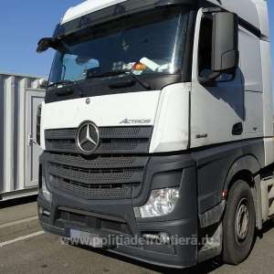 Cinci autoturisme și două autocamioane căutate de autorităţi, descoperite la frontieră