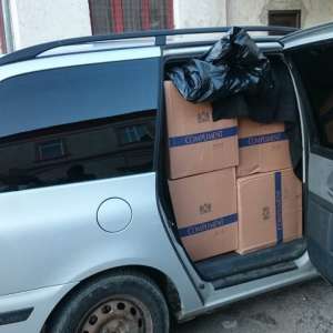 Peste 27.000 de pachete cu țigări de contrabandă, descoperite într-un autoturism și în cutii cu prajituri