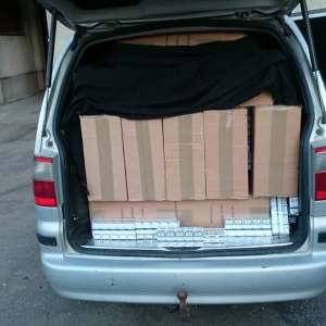 Peste 27.000 de pachete cu țigări de contrabandă, descoperite într-un autoturism și în cutii cu prajituri