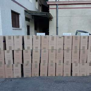 Peste 27.000 de pachete cu țigări de contrabandă, descoperite într-un autoturism și în cutii cu prajituri
