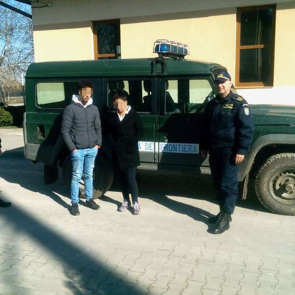 Un marocan și o tânără din România, depistați în timp ce încercau să intre fraudulos în țară
