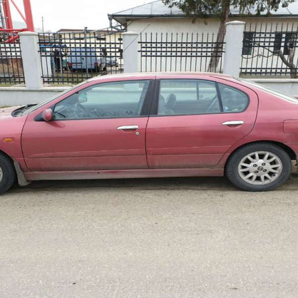 Nissan fără drept de circulaţie, depistat în trafic