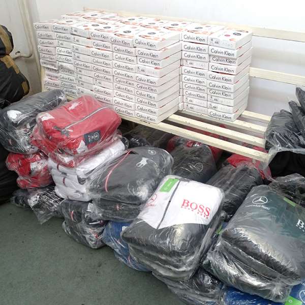 Textile, încălțăminte și parfumuri, susceptibile a fi contrafăcute, confiscate de polițiștii de frontieră giurgiuveni