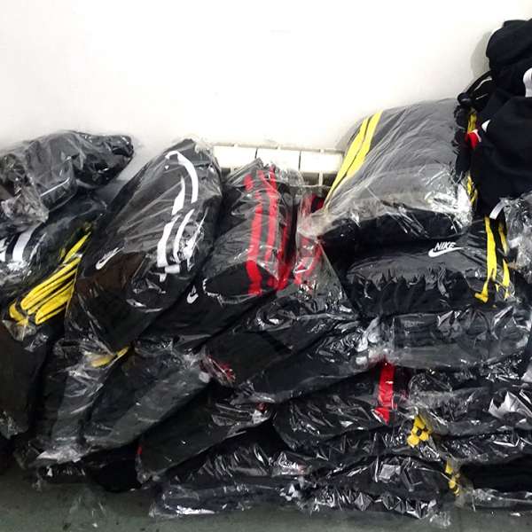 Peste 2.000 de articole textile, susceptibile a fi contrafăcute, confiscate de polițiștii de frontieră giurgiuveni