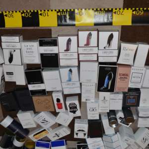 Parfumuri susceptibile a fi contrafăcute, confiscate de poliţiştii de frontieră gălăţeni