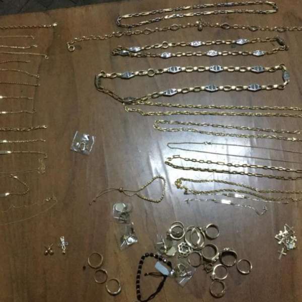 Peste 200 grame bijuterii din metal galben, fără documente legale, confiscate de polițiștii de frontieră în P.T.F. Vama Veche