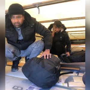 Trei pakistanezi, ascunși printre calorifere, depistaţi la P.T.F. Giurgiu