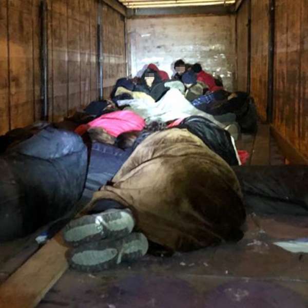 Treizeci şi patru de cetățeni străini, ascunși printre cutii cu vopsea într-un automarfar, depistaţi la P.T.F. Nădlac II