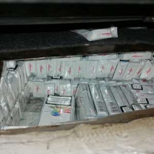 Ţigarete de contrabandă ascunse în locuri special amenajate, descoperite la frontiera de est