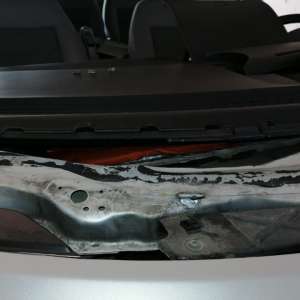 Ţigarete de contrabandă ascunse în locuri special amenajate, descoperite la frontiera de est