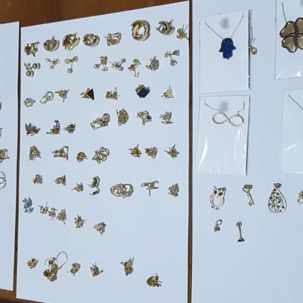 Aproximativ 160 grame bijuterii din metal galben, fără documente legale, confiscate de polițiștii de frontieră în P.T.F. Vama Veche