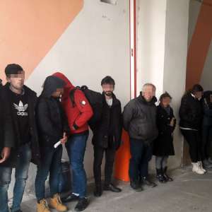 Irakieni descoperiți ascunşi într-o autoutilitară, la P.T.F. Nădlac II