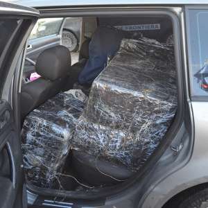 Doi cetățeni români cercetați pentru contrabandă și aproximativ 6.000 pachete cu țigări confiscate