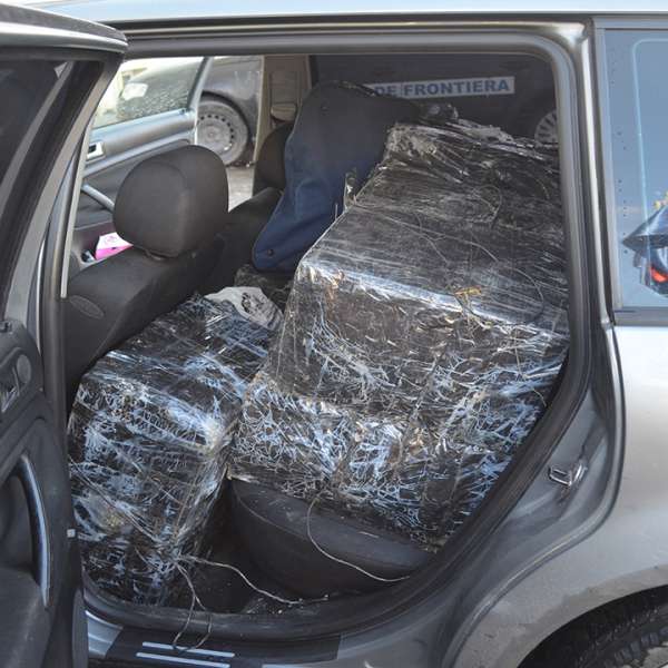 Doi cetățeni români cercetați pentru contrabandă și aproximativ 6.000 pachete cu țigări confiscate
