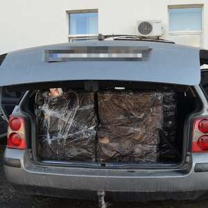 Doi cetățeni români cercetați pentru contrabandă și aproximativ 6.000 pachete cu țigări confiscate