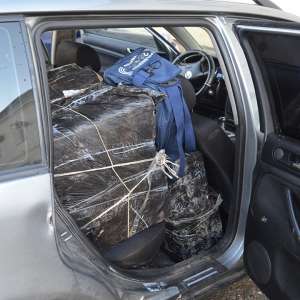 Doi cetățeni români cercetați pentru contrabandă și aproximativ 6.000 pachete cu țigări confiscate