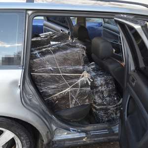 Doi cetățeni români cercetați pentru contrabandă și aproximativ 6.000 pachete cu țigări confiscate