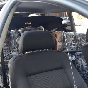 Doi cetățeni români cercetați pentru contrabandă și aproximativ 6.000 pachete cu țigări confiscate