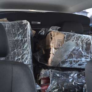 Doi cetățeni români cercetați pentru contrabandă și aproximativ 6.000 pachete cu țigări confiscate