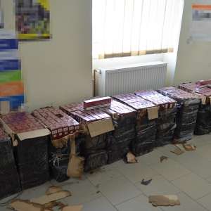 Doi cetățeni români cercetați pentru contrabandă și aproximativ 6.000 pachete cu țigări confiscate