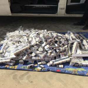 Ţigări de contrabandă, ascunse în pereţii laterali ai unui microbuz