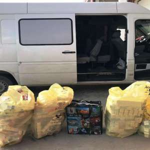Ţigări de contrabandă, ascunse în pereţii laterali ai unui microbuz
