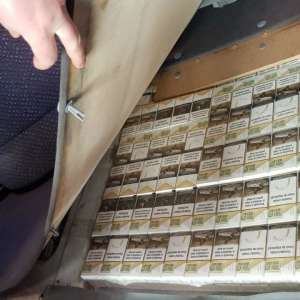 Ţigări de contrabandă, ascunse în pereţii laterali ai unui microbuz